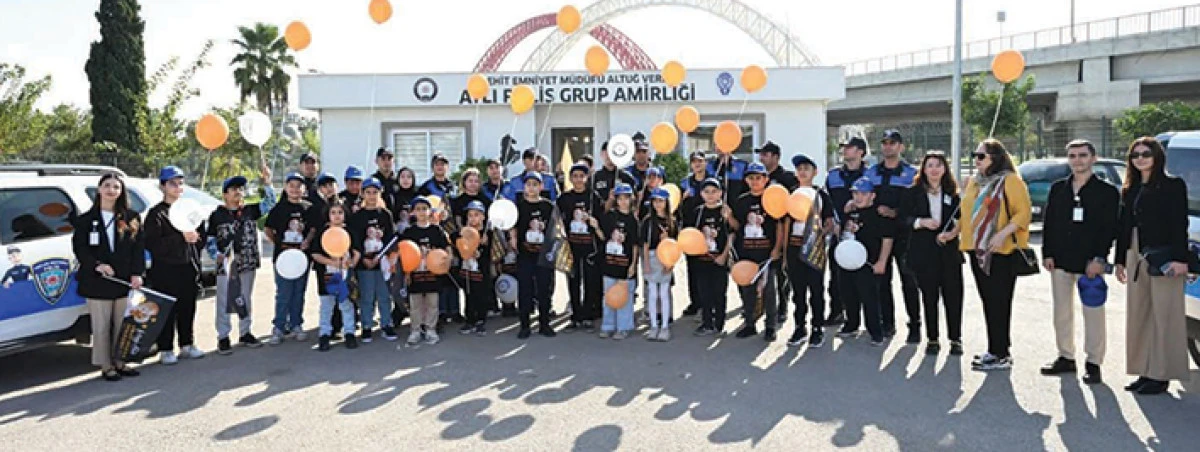 Polis lösemi hastası  çocukları sevindirdi