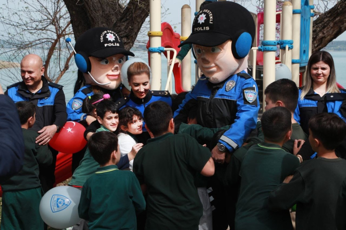 Polisten bayramda çocuklara sürpriz 