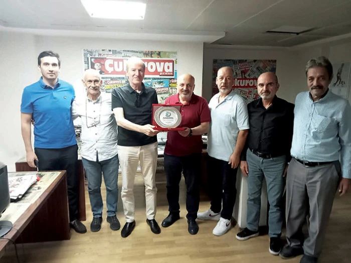 Sami Büyükgöçer’den  Engin Kanber’e plaket