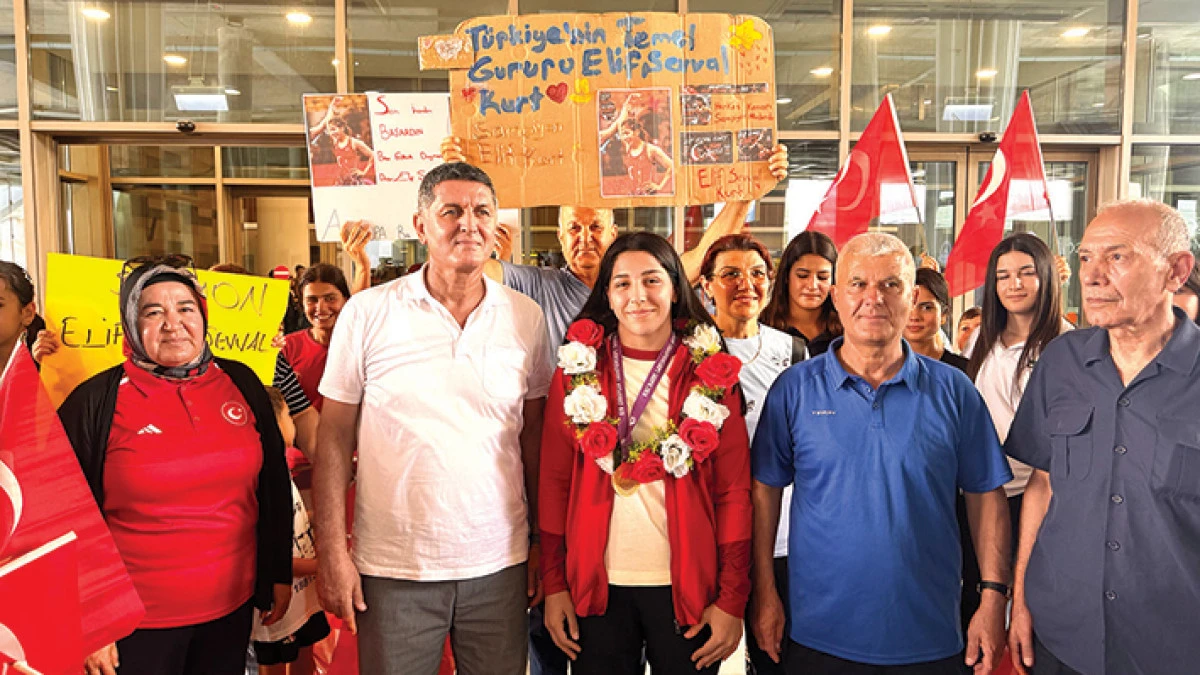 Şampiyon g&uuml;reş&ccedil;iye davul-zurnalı karşılama