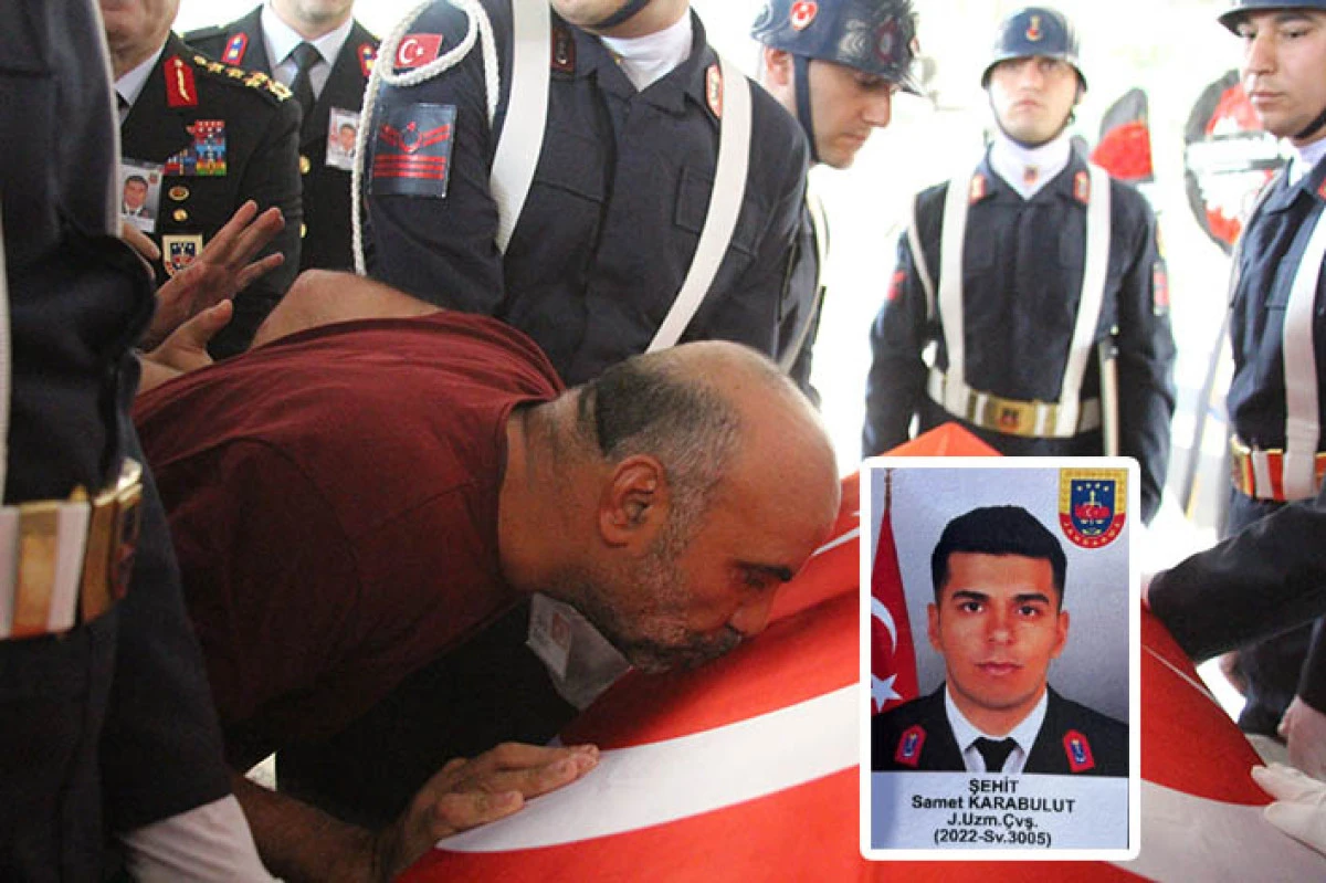 Şehit babası y&uuml;rekleri dağladı, oğlunun tabutuna koşup &ouml;pt&uuml;