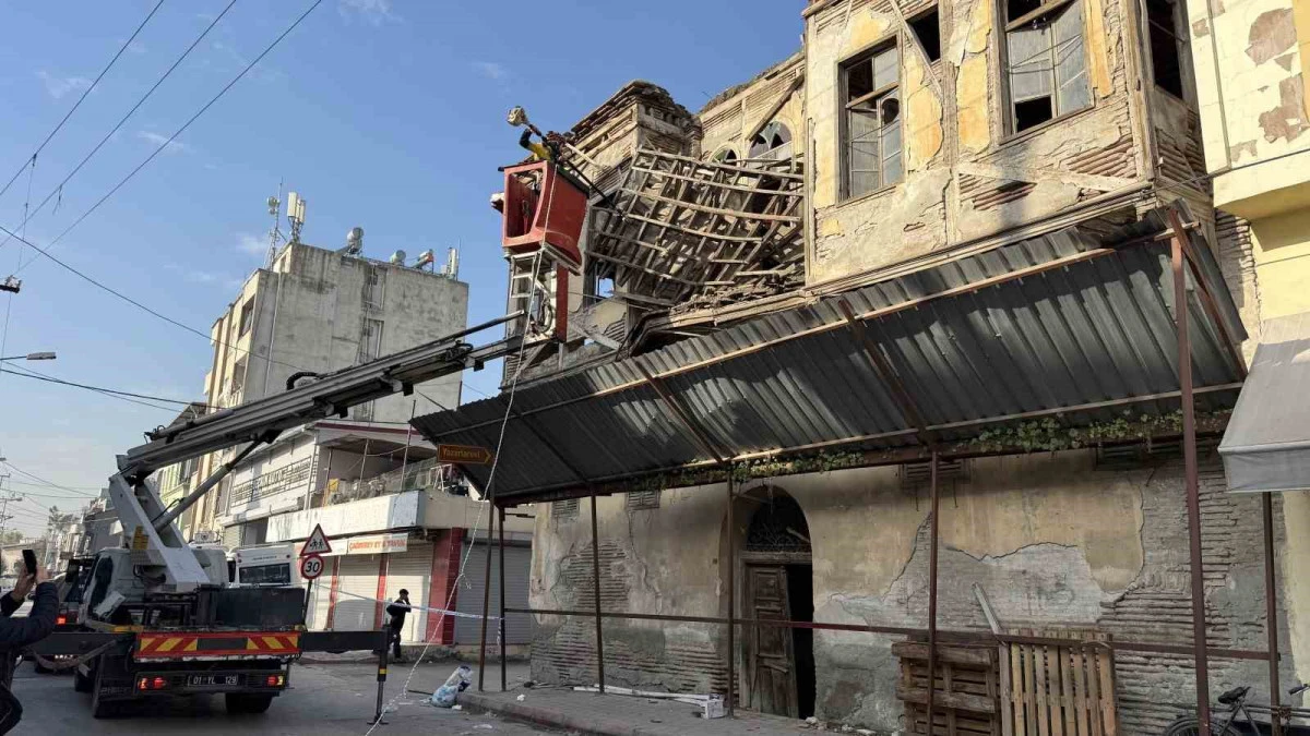 Tarihi binanın &ccedil;atısı kısmen &ccedil;&ouml;kt&uuml;, ekipler &ccedil;atıdaki tahtaları keserek &ouml;nlem aldı 
