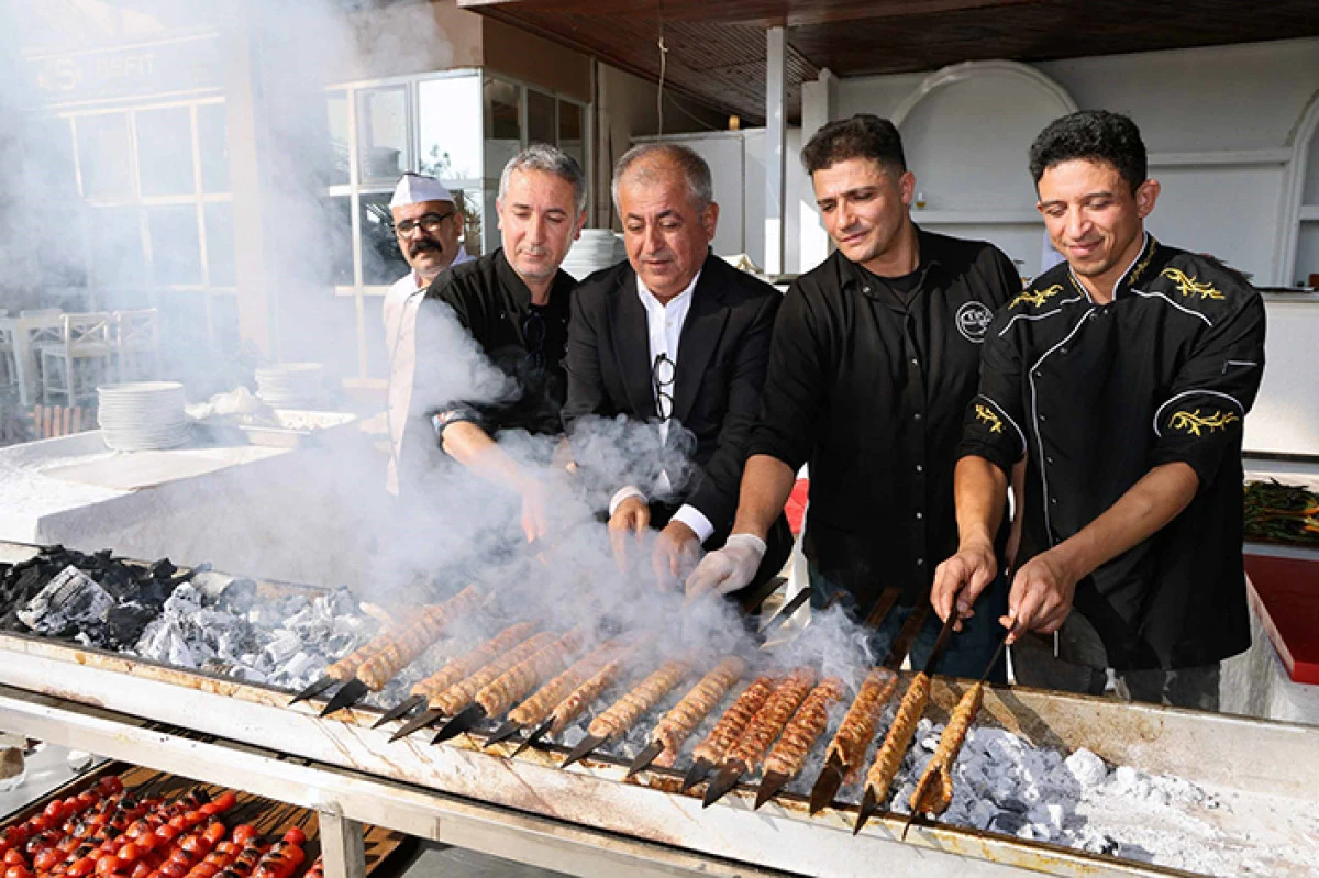 Tescilli Adana Kebabı Ustalık Eğitimini 12'si kadın 50 kursiyer başarıyla tamamladı    