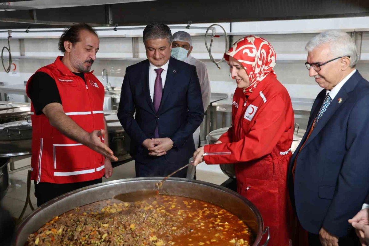 T&uuml;rk Kızılay, Adana&rsquo;da aşevini hizmete a&ccedil;tı 