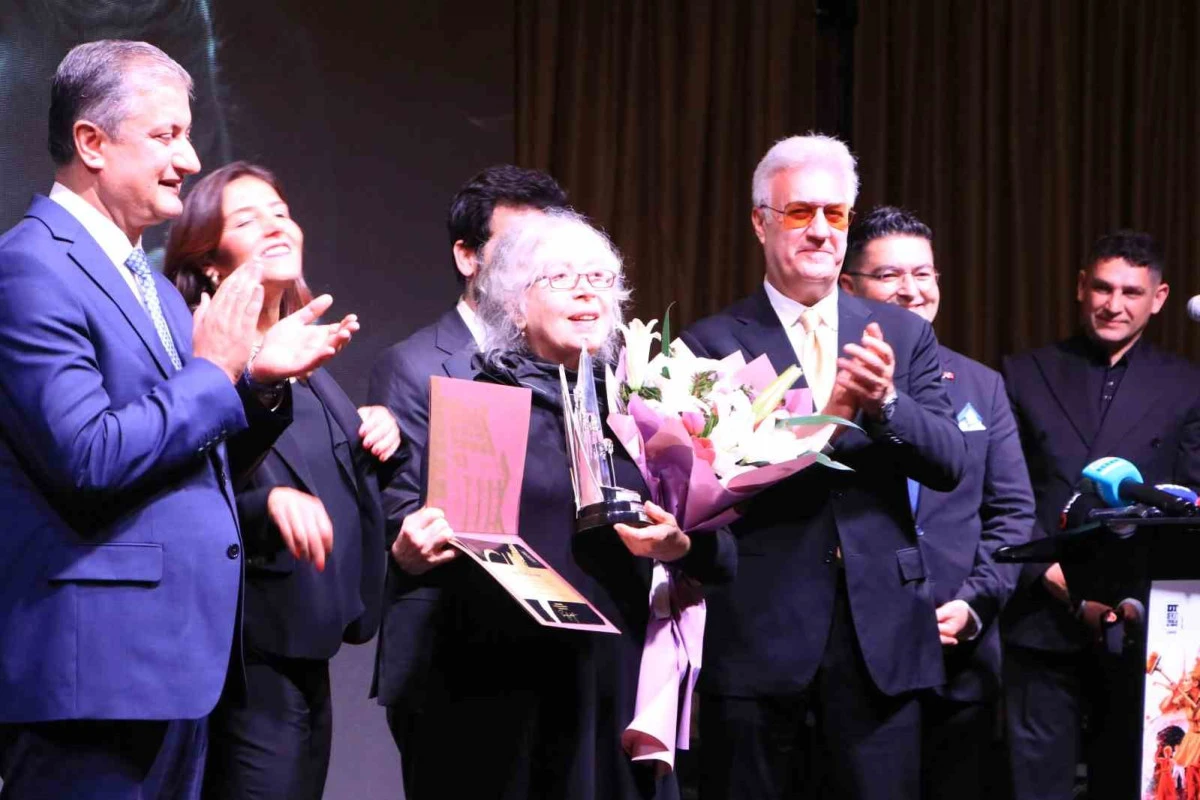 Uluslararası Tiyatro Festivali&rsquo;nde, "Yaşam Boyu Başarı &Ouml;d&uuml;l&uuml;" sahibini buldu 