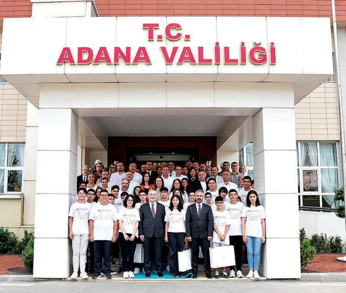  Vali Köşger  LGS birincilerini kutladı