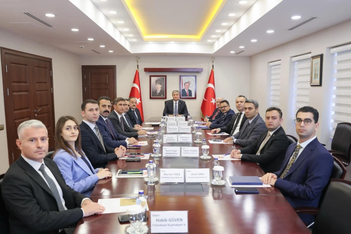 VALİ MUSTAFA YAVUZ 15 İL&Ccedil;E KAYMAKAMI İLE BİR ARAYA GELDİ