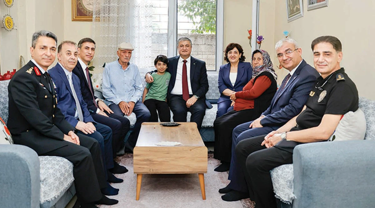  Vali Yavuz:  Şehit ailelerimizin   yanında olmayı s&uuml;rd&uuml;receğiz