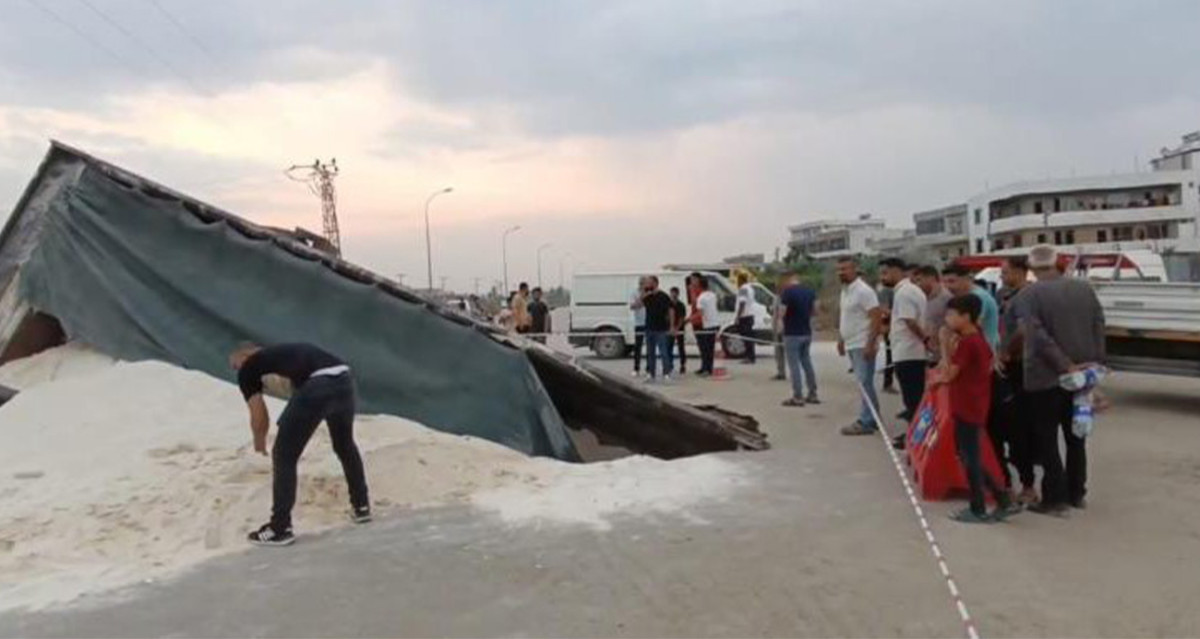 Yer yarıldı, kamyon içerisine düştü 