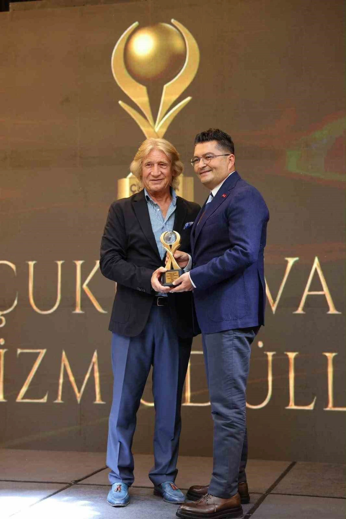 "Yılın Turizm Y&ouml;neticisi" &ouml;d&uuml;l&uuml; İl K&uuml;lt&uuml;r ve Turizm M&uuml;d&uuml;r&uuml; Duru&rsquo;ya verildi 