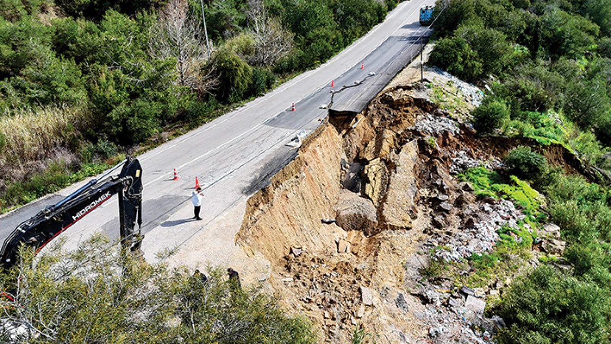 Yolda heyelan: Yarısı &ccedil;&ouml;kt&uuml;,   i&ccedil;me suyu hattı zarar g&ouml;rd&uuml;