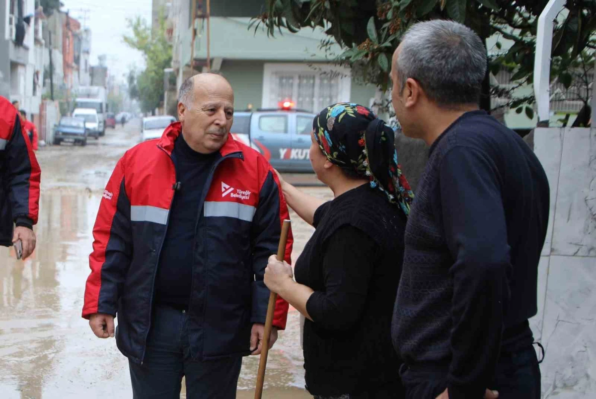 Y&uuml;reğir Belediyesi selde mağdur olan vatandaşları yalnız bırakmadı 