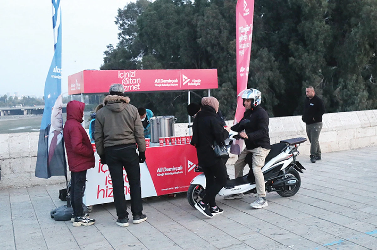  Y&uuml;reğir Belediyesi&rsquo;nden  vatandaşa sıcak &ccedil;orba ikramı