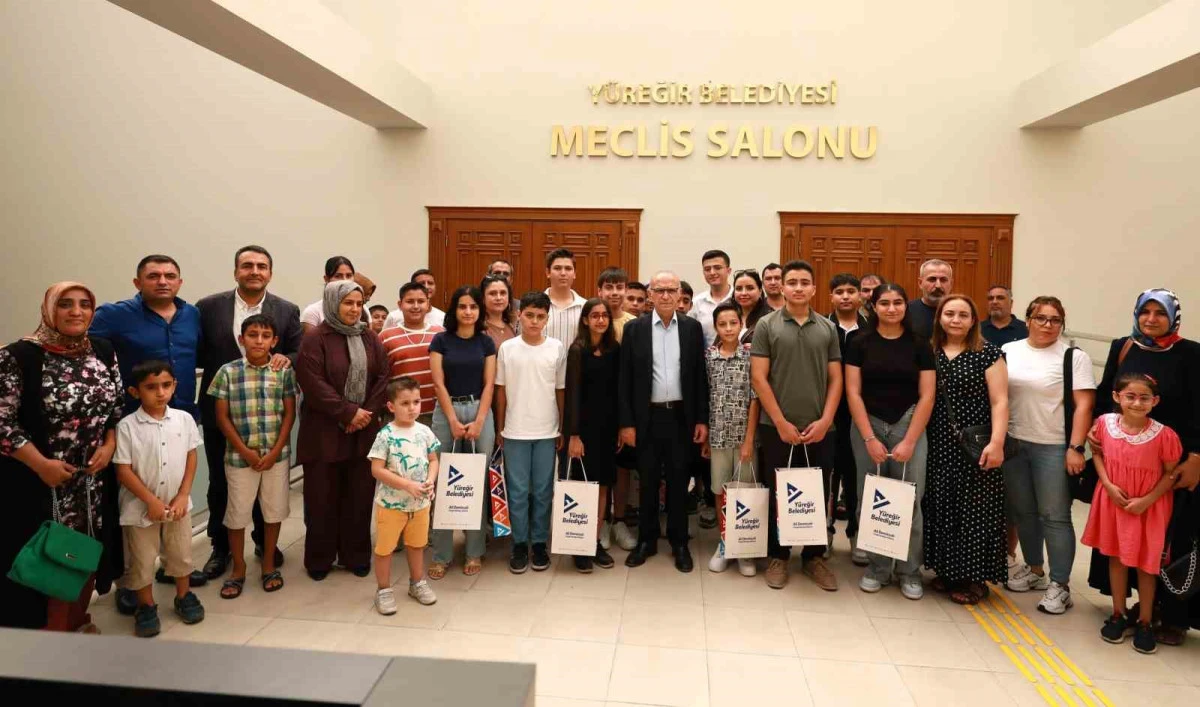 Y&uuml;reğir&rsquo;de başarılı &ouml;ğrencilere tablet &ouml;d&uuml;l&uuml; 