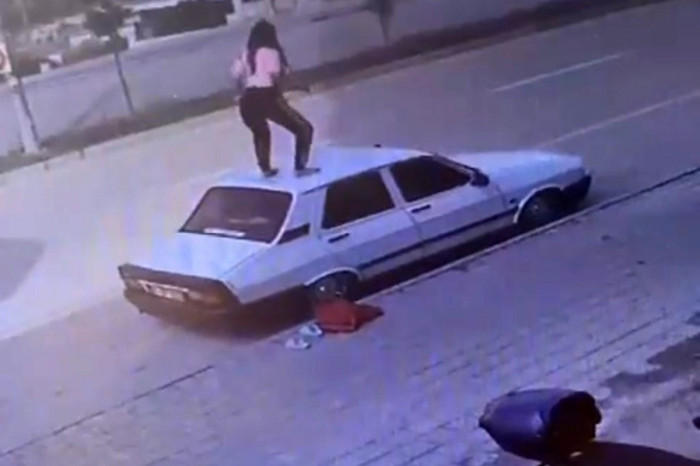 Adana’da bir kadın otomobilin tavanına çıkıp dans etti