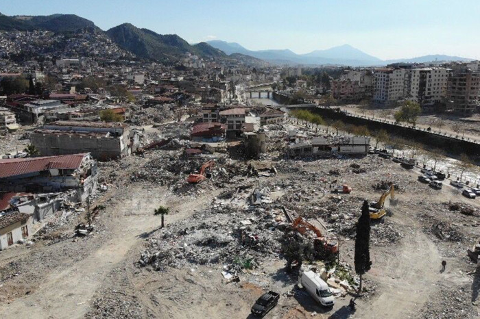 Hatay'da enkazdan milyonluk ürünleri kurtarma çabası