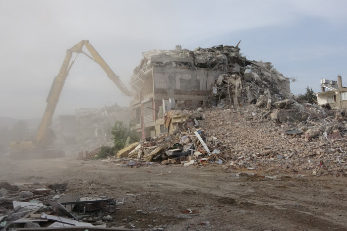 Depremin vurduğu Hatay'da ağır hasarlı binalar yıkılıyor