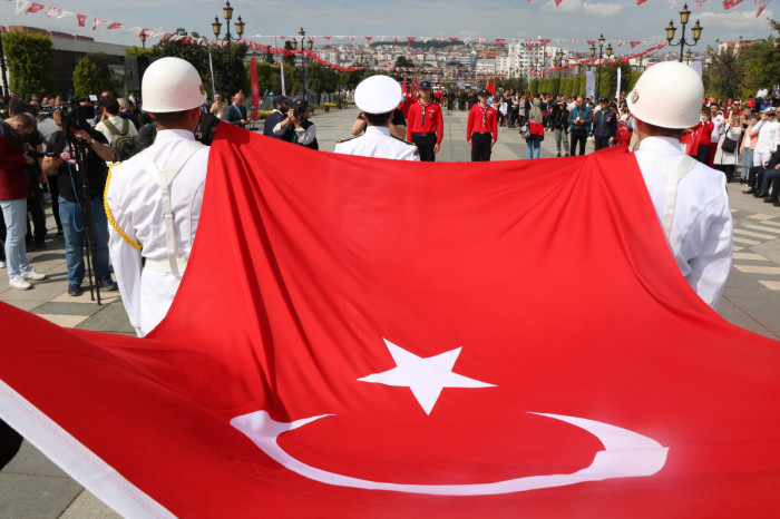 Atatürk’ü temsil eden bayrak karaya çıktı