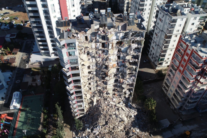 Yarısı yıkılan Mete Apartmanı drone ile görüntülendi
