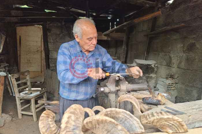 Son ustalardan Fevzi amcanın elinde koç boynuzu ve yay sanata dönüştürüyor