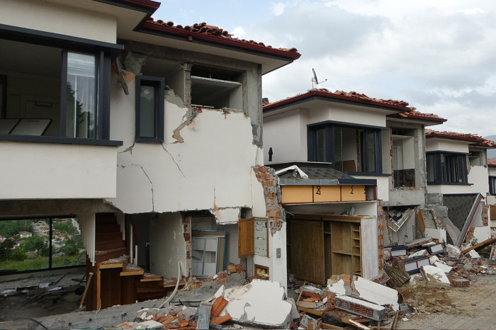 Depremin vurduğu milyonluk villalar için yıkım kararı