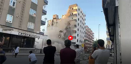 Diyarbakır'da ağır hasarlı bina yıkım esnasında çöktü 
