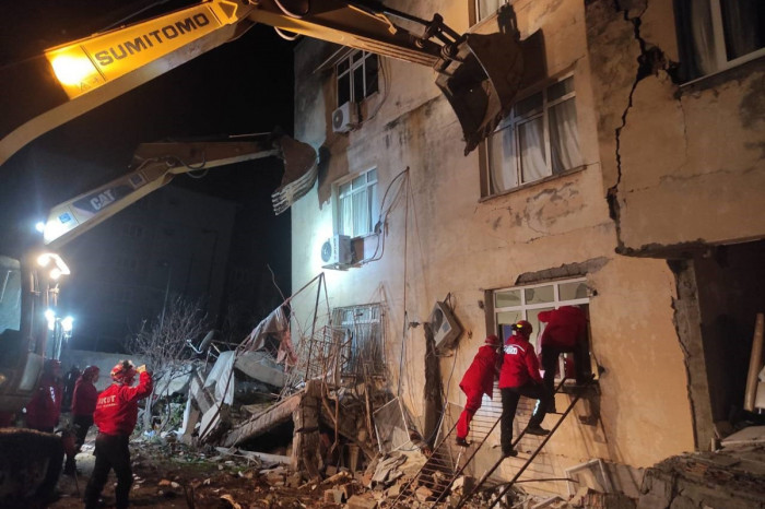 27 kişiyi yıkıntıların arasından sağ çıkaran ekibin lideri o anları anlattı